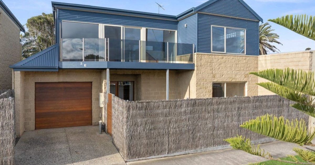 Torquay beach townhouse