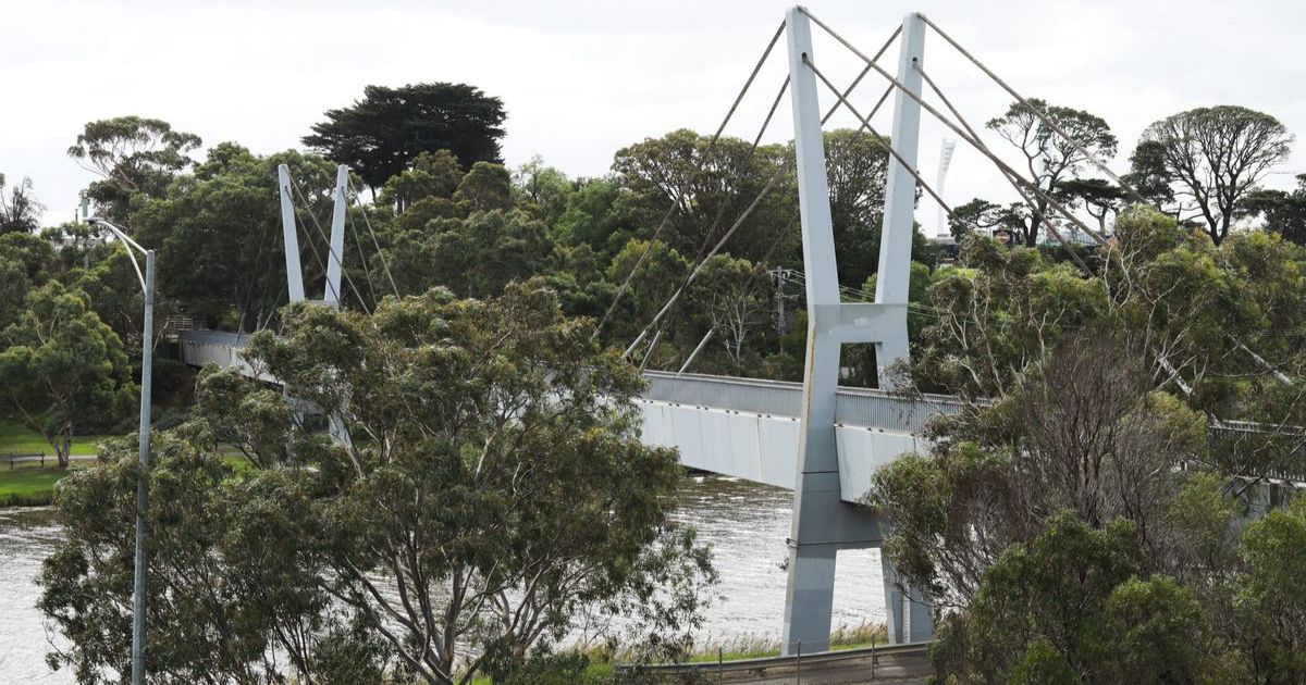 Macintyre Bridge closure