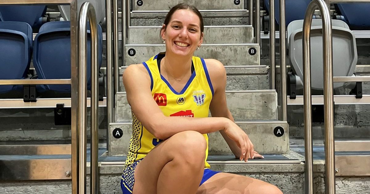 Izzy Borlase re-signs