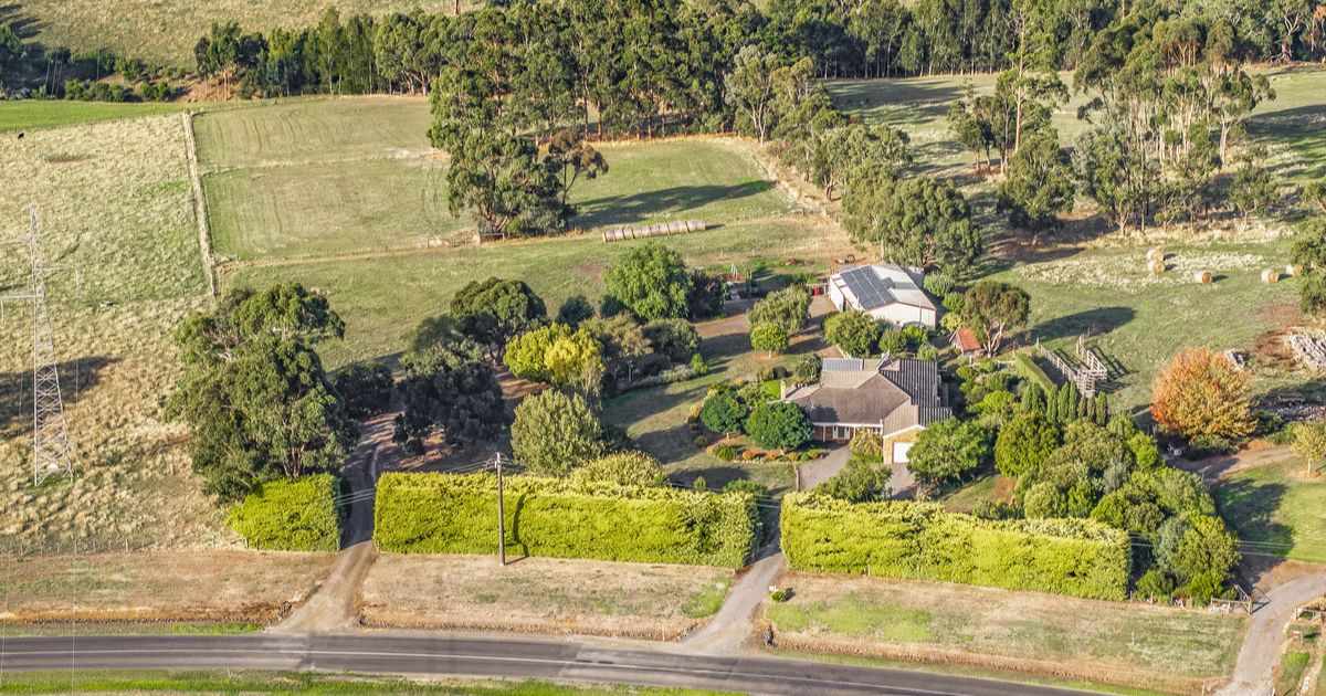 Elliminyt acreage offering space, privacy, opportunity