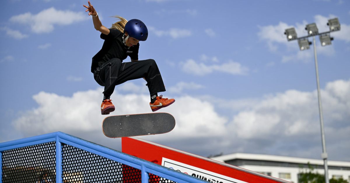 Chloe Covell skateboarding